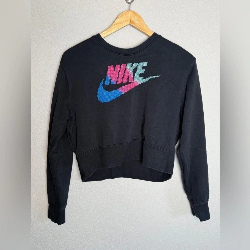 Nike Black Crew Neck Cropped Long Sleeve Sweatshirt Women's Small